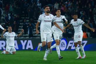 Ignacio, Kevin Serna e Hércules, do Fluminense, comemoram a classificação contra o Independiente Rivadavia pela Libertadores. 