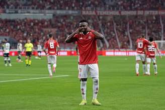 Johan Carbonero, do Internacional, comemora gol contra o Remo pelo Brasileirão. 