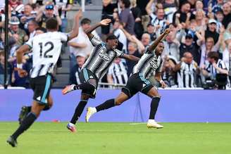 Willock comemora o segundo gol do Newcastle no empate com o Liverpool –
