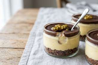 Pavê de maracujá com chocolate fit.