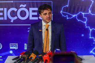 O candidato à presidência da República pelo Missão, Renan Santos, chega para o primeiro debate