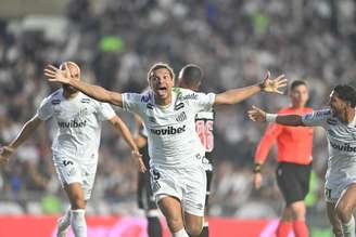 Equipe do Santos comemora gol durante partida contra o Vasco pelo Brasileirão. 