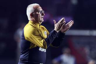 Dorival Junior, técnico do São Paulo, gesticula durante uma partida da Copa CONMEBOL Sul-Americana 2026 entre São Paulo e Bolívar no Estádio do Morumbi em 18 de agosto de 2026 em São Paulo, Brasil. (Foto de Alexandre Schneider/Getty Images)