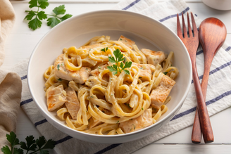 Macarrão cremoso com frango