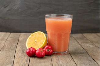 suco de acerola com laranja.