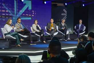 Priscyla Laham (Microsoft Brasil), Neudson Peres de Freitas (Banco do Brasil), Telma Soares (UFG), João Borges (Febraban), Eduardo Sasaki (Santander Brasil) e Marcelo Braga (IBM Brasil)