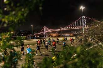Maior evento esportivo de Santa Catarina movimenta Florianópolis com corridas neste sábado (29) e domingo (30) (Foto: Heusi Action/Maratona Internacional de Floripa Fibra