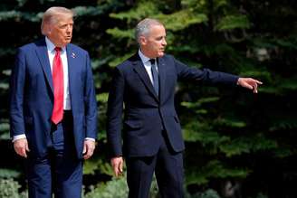 Trump e Carney durante cúpula do G7 em Alberta, no Canadá