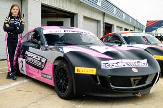 Vicky Farfus para a Ginetta Junior Championship