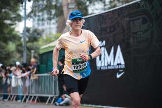 A campeã olímpica Joan Benoit Samuelson em ação nas ruas da capital peruana, onde disputou a prova a convite da Nike. (Foto: LEN Perú / www.len.pe)