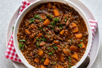Ensopado de lentilha com carne e legumes