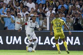 Neymar Júnior conduz a bola contra Igor Formiga durante a partida entre Santos e Mirassol, em 23 de agosto de 2026, pelo Campeonato Brasileiro - 