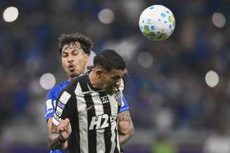 Kaio Jorge, do Cruzeiro, e Ruan Tressoldi, do Atlético-MG, disputam bola em clássico realizado em 02 de maio de 2026, pelo Campeonato Brasileiro - 