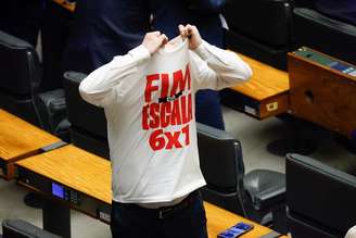 Parlamentares retiram a camisa com defesa do fim da escala 6x1 a pedido do presidente da Câmara, Hugo Motta