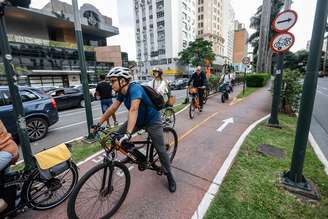 Ciclovia da Faria Lima chega a ter congestionamento de bikes e patinetes em horários de pico