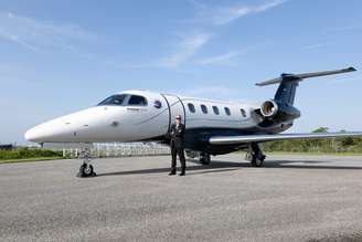 Phenom 300EV, novo jato leve da Embraer, recebeu certificação de autoridades do Brasil, dos Estados Unidos e da União Europeia e conta com sistema capaz de realizar pouso automático em caso de incapacitação do piloto.