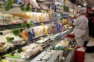 Presunto e apresuntado podem parecer semelhantes na aparência e no sabor, mas não são a mesma coisa. Além do preço, geralmente mais baixo no apresuntado, os produtos apresentam diferenças na composição, no processo de fabricação e nos valores nutricionais.