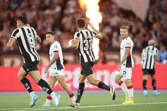 Tiquinho comemorando o empate. 