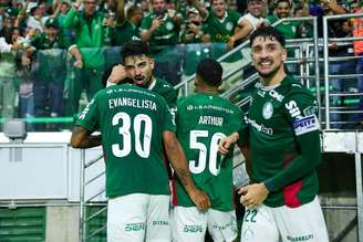 Flaco López, do Palmeiras, comemora gol com seus companheiros contra o Cerro Porteño pela Libertadores. 