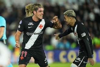 Claudio Spinelli, do Vasco, comemora gol com Adson contra o Olimpia pela Sul-Americana. 