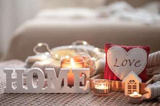 Velas, itens que traduzem aconchego e acessórios que reafirmam afeto e união são perfeitos para o quarto: consciência energética e foco no amor