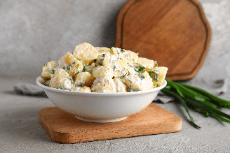 Salada de batata com molho de iogurte