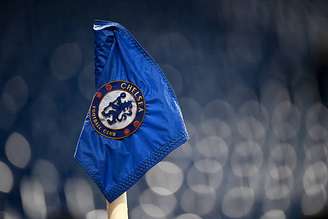 Escudo do Chelsea na bandeirinha de escanteio