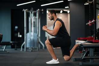 Alternar diferentes tipos de exercícios e períodos de descanso ajuda a organizar uma rotina de treino equilibrada