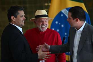Alcolumbre (esq.) sela acordo com Lula para destravar PEC que acaba com escala 6x1