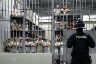 Centro de Confinamento do Terrorismo (Cecot), erguido por Nayib Bukele em El Salvador, é considerado um modelo por muitos políticos latino-americanos de direita