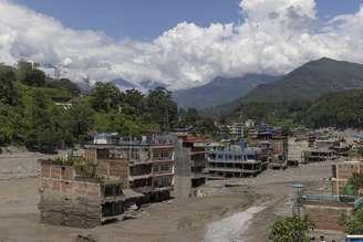Inundações encobriram vilarejos nepaleses com mar de lama