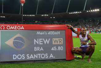 Alisson dos Santos quebra recorde mundial dos 400m com barreira em etapa de Zurique. 
