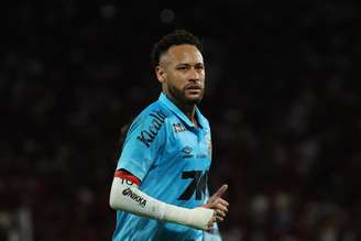 Neymar durante partida contra o Flamengo pelo Campeonato Brasileiro, no Brasileirão de 2025 - 