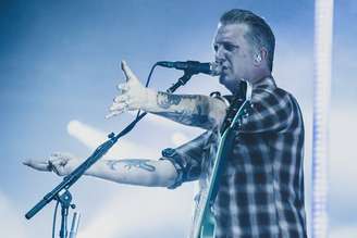 Josh Homme lamentando com o QOTSA