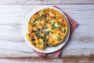 Frittata de ora-pro-nóbis com vegetais