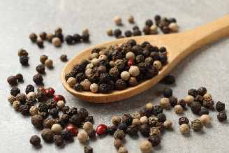 Além de conferir sabor e aroma aos pratos, a pimenta-do-reino contém compostos bioativos que vêm sendo estudados pela ciência