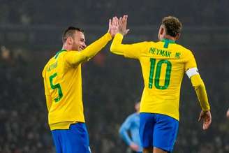 Arthur ao lado de Neymar pela Seleção Brasileira –