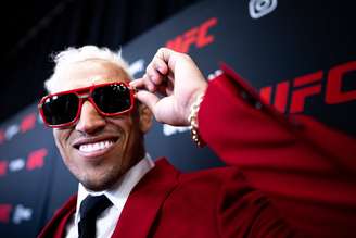 Charles do Bronx sorri em evento do UFC 