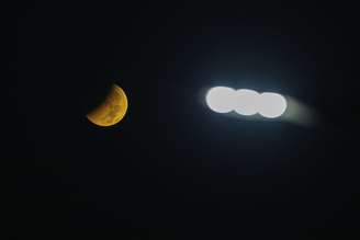 Imagens do eclipse lunar registrado na madrugada de sexta-feira, 28