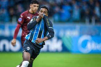 Gabriel Mec comemora gol pelo Grêmio –