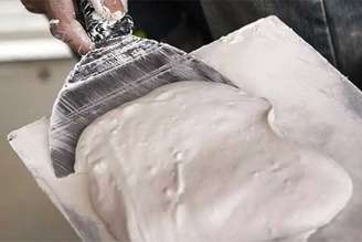 O gesso, derivado do sulfato de cálcio, teve diferentes usos na Roma Antiga, inclusive em práticas funerárias. Pesquisas em York, no norte da Inglaterra, revelaram seu emprego em sepultamentos. Os achados ajudam a ampliar a compreensão sobre como os romanos lidavam com a morte de bebês.