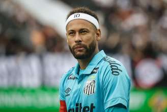Neymar presenteia fã corintiano com a camisa do jogo e elogia: ‘É um time que eu respeito muito’.