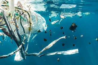Pensávamos que sacolas e canudos eram os culpados pela poluição dos oceanos. Mas o que preenche a mancha de lixo do Pacífico vem de uma indústria completamente diferente.