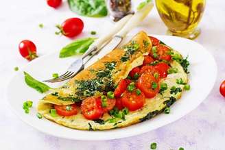 Ovos mexidos com tomate e espinafre