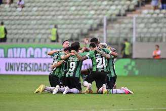 Jogadores do América celembram gol contra a Ponte Preta 