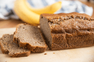 O bolo de banana é perfeito para quem busca um lanche da tarde equilibrado, saboroso e fácil de fazer