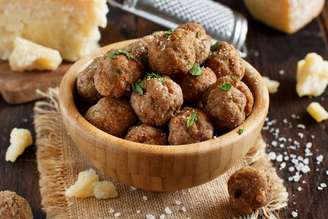 Bolinho de carne moída assado.