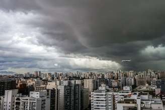 Com calor forte e chuvas frequentes, mosquitos devem circular mais; plano da secretaria de Saúde envolve reforço no combate a doenças como dengue, chikungunya e febre amarela