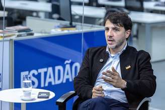 Renan Santos, candidato à Presidência da República pelo partido Missão, é questionado pelos jornalistas Marcelo Godoy e Ricardo Corrêa na sabatina do Estadão