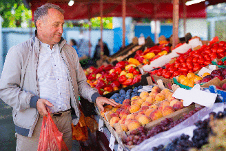 Além de observar a qualidade dos produtos, é importante considerar quanto será consumido e como os alimentos serão armazenados em casa